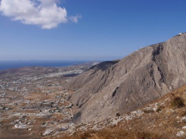 Mesa Vouno Dağı 'nın tepesinden Santorini adasının panoramik manzarası.