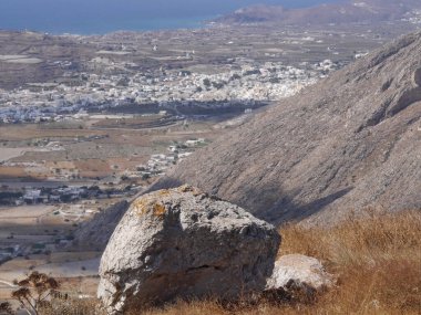 Yunanistan 'ın Santorini adasındaki Mesa Vouno Dağı' nın panoramik manzarası.