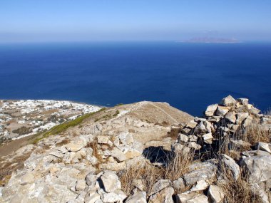 Mesa Vouno Dağı 'nın tepesinden Santorini adasının panoramik manzarası.