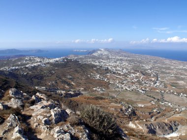 Mesa Vouno Dağı 'nın tepesinden Santorini adasının panoramik manzarası.