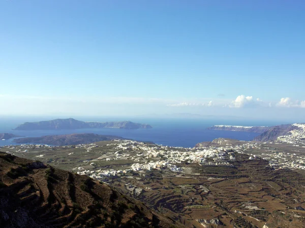 Mesa Vouno Dağı 'nın tepesinden Santorini adasının panoramik manzarası.