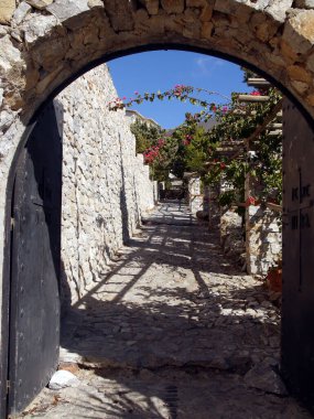 Elijah peygamberinin Ortodoks manastırının dış ve iç kısımlarının ayrıntıları Yunanistan 'ın Santorini adasındaki Elijah peygamberinin dağında yer almaktadır..