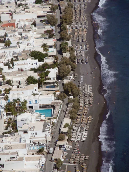 Plajlar ve gezinti güvertesi, Kamari köyü manzarası, Yunanistan 'ın Santorini adasındaki Mesa Vuono dağından hava manzarası