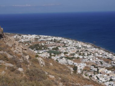 Kamari köyü, Yunanistan 'ın Santorini adasındaki Mesa Vouno dağından hava manzarası