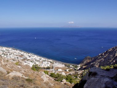 Kamari köyü, Yunanistan 'ın Santorini adasındaki Mesa Vouno dağından hava manzarası
