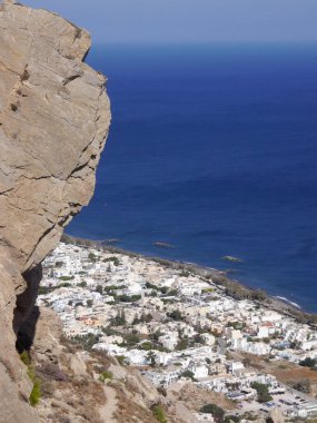 Kamari köyü, Yunanistan 'ın Santorini adasındaki Mesa Vouno dağından hava manzarası