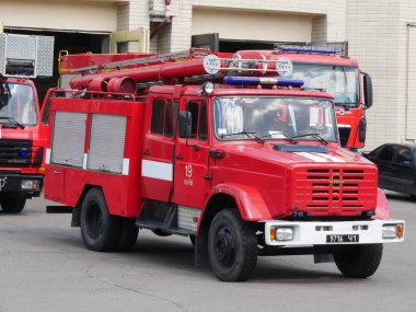 Kırmızı itfaiye arabaları gün boyunca itfaiye istasyonunda bekliyor..