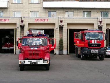 Kırmızı itfaiye arabaları gün boyunca itfaiye istasyonunda bekliyor..