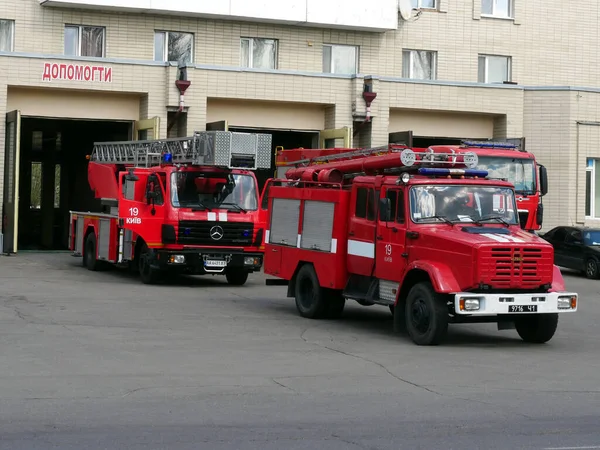 Rote Feuerwehrfahrzeuge Stehen Tagsüber Feuerwehrhaus — Stockfoto