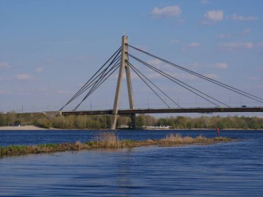 Obolonskaya Embankment, Kyiv Ukrayna 'dan Dinyeper Nehri' nin karşısındaki Kuzey Köprüsü..