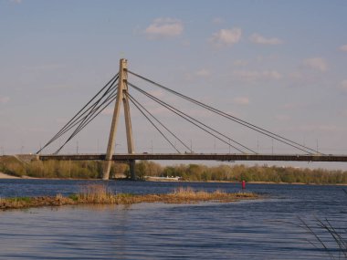 Obolonskaya Embankment, Kyiv Ukrayna 'dan Dinyeper Nehri' nin karşısındaki Kuzey Köprüsü..