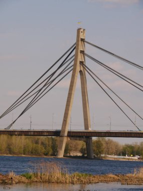 Obolonskaya Embankment, Kyiv Ukrayna 'dan Dinyeper Nehri' nin karşısındaki Kuzey Köprüsü..