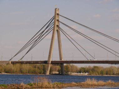 Obolonskaya Embankment, Kyiv Ukrayna 'dan Dinyeper Nehri' nin karşısındaki Kuzey Köprüsü..