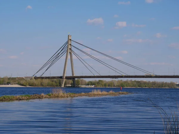 Obolonskaya Embankment, Kyiv Ukrayna 'dan Dinyeper Nehri' nin karşısındaki Kuzey Köprüsü..
