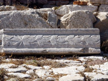 Antik Thira (Thera), Yunanistan 'ın Santorini adasındaki Mesa Vouno kayalık burnu üzerinde yer alan antik bir şehirdir. Eski binaların kalıntıları..