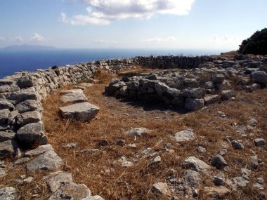 Antik Thira (Thera), Yunanistan 'ın Santorini adasındaki Mesa Vouno kayalık burnu üzerinde yer alan antik bir şehirdir. Eski binaların kalıntıları..