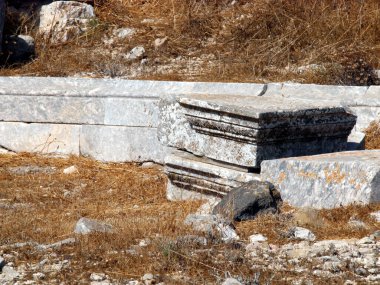 Antik Thira (Thera), Yunanistan 'ın Santorini adasındaki Mesa Vouno kayalık burnu üzerinde yer alan antik bir şehirdir. Eski binaların kalıntıları..