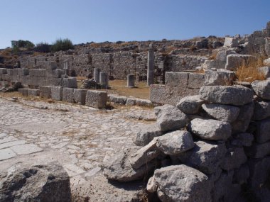 Antik Thira (Thera), Yunanistan 'ın Santorini adasındaki Mesa Vouno kayalık burnu üzerinde yer alan antik bir şehirdir. Eski binaların kalıntıları..