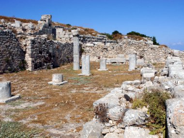 Antik Thira (Thera), Yunanistan 'ın Santorini adasındaki Mesa Vouno kayalık burnu üzerinde yer alan antik bir şehirdir. Eski binaların kalıntıları..