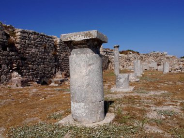 Antik Thira (Thera), Yunanistan 'ın Santorini adasındaki Mesa Vouno kayalık burnu üzerinde yer alan antik bir şehirdir. Eski binaların kalıntıları..