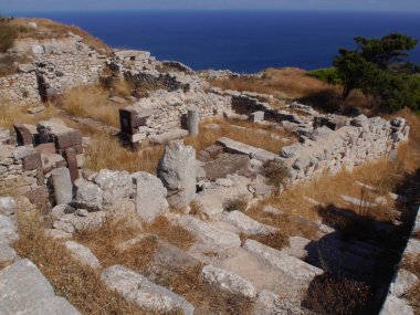 Antik Thira (Thera), Yunanistan 'ın Santorini adasındaki Mesa Vouno kayalık burnu üzerinde yer alan antik bir şehirdir. Eski binaların kalıntıları..