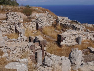 Antik Thira (Thera), Yunanistan 'ın Santorini adasındaki Mesa Vouno kayalık burnu üzerinde yer alan antik bir şehirdir. Eski binaların kalıntıları..