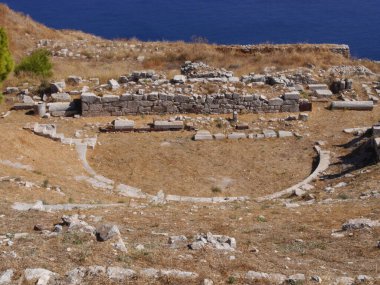 Antik Thira (Thera), Yunanistan 'ın Santorini adasındaki Mesa Vouno kayalık burnu üzerinde yer alan antik bir şehirdir. Eski binaların kalıntıları..
