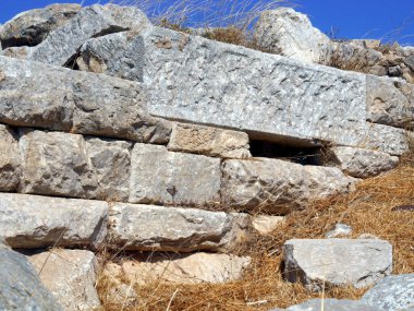 Antik Thira (Thera), Yunanistan 'ın Santorini adasındaki Mesa Vouno kayalık burnu üzerinde yer alan antik bir şehirdir. Eski binaların kalıntıları..