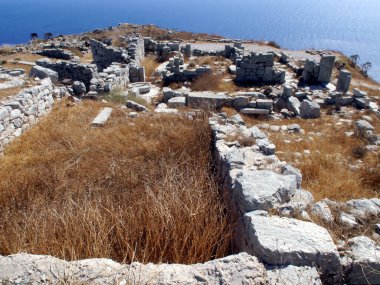 Antik Thira (Thera), Yunanistan 'ın Santorini adasındaki Mesa Vouno kayalık burnu üzerinde yer alan antik bir şehirdir. Eski binaların kalıntıları..
