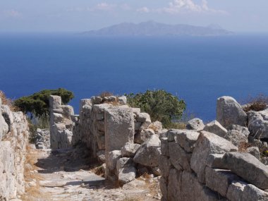 Antik Thira (Thera), Yunanistan 'ın Santorini adasındaki Mesa Vouno kayalık burnu üzerinde yer alan antik bir şehirdir. Eski binaların kalıntıları..