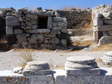 Antik Thira (Thera), Yunanistan 'ın Santorini adasındaki Mesa Vouno kayalık burnu üzerinde yer alan antik bir şehirdir. Eski binaların kalıntıları..