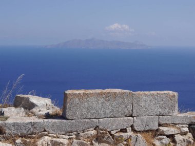 Antik Thira (Thera), Yunanistan 'ın Santorini adasındaki Mesa Vouno kayalık burnu üzerinde yer alan antik bir şehirdir. Eski binaların kalıntıları..