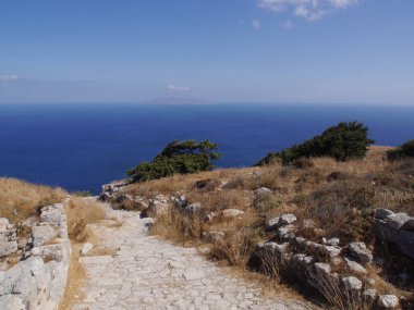 Antik Thira (Thera), Yunanistan 'ın Santorini adasındaki Mesa Vouno kayalık burnu üzerinde yer alan antik bir şehirdir. Eski binaların kalıntıları..