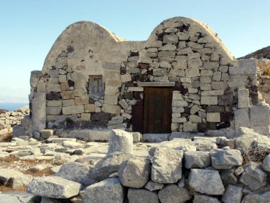 Antik Thira (Thera), Yunanistan 'ın Santorini adasındaki Mesa Vouno kayalık burnu üzerinde yer alan antik bir şehirdir. Eski binaların kalıntıları..