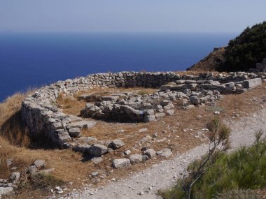 Antik Thira (Thera), Yunanistan 'ın Santorini adasındaki Mesa Vouno kayalık burnu üzerinde yer alan antik bir şehirdir. Eski binaların kalıntıları..