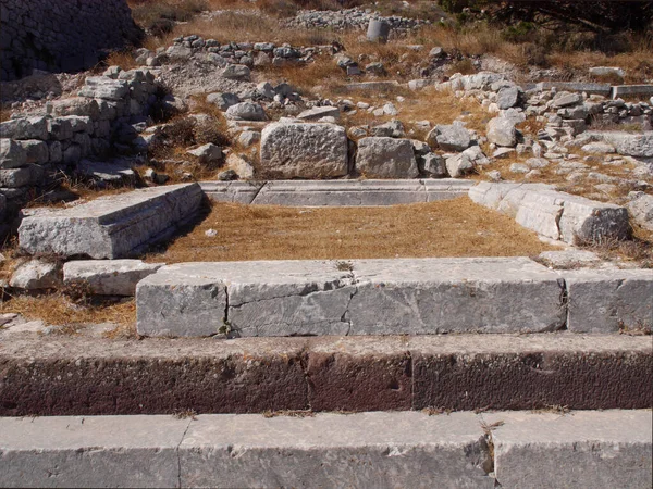 锡拉古城 Ancient Thira 简称Thera 是一座位于希腊圣托里尼岛上的一座古城 座落在陡峭的岩石角上 古代建筑的废墟 — 图库照片