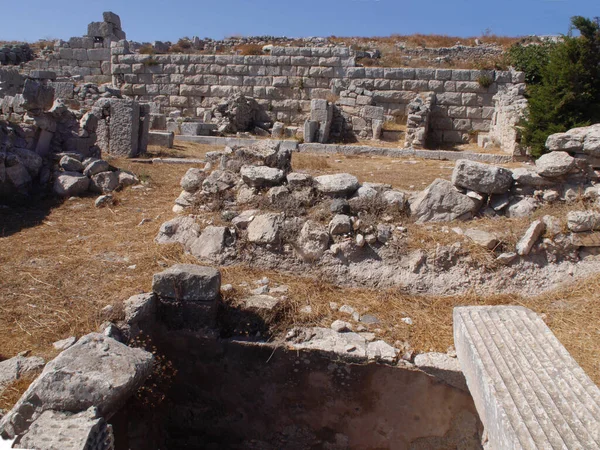 古代のティラ ギリシャのサントリーニ島の急峻な岩の岬メサVounoに位置する古代都市です 古代の建物の遺跡 — ストック写真