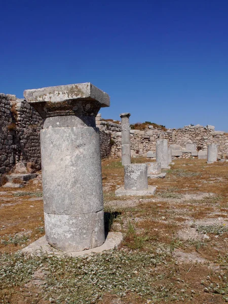 锡拉古城 Ancient Thira 简称Thera 是一座位于希腊圣托里尼岛上的一座古城 座落在陡峭的岩石角上 古代建筑的废墟 — 图库照片