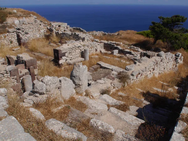 Antik Thira (Thera), Yunanistan 'ın Santorini adasındaki Mesa Vouno kayalık burnu üzerinde yer alan antik bir şehirdir. Eski binaların kalıntıları..