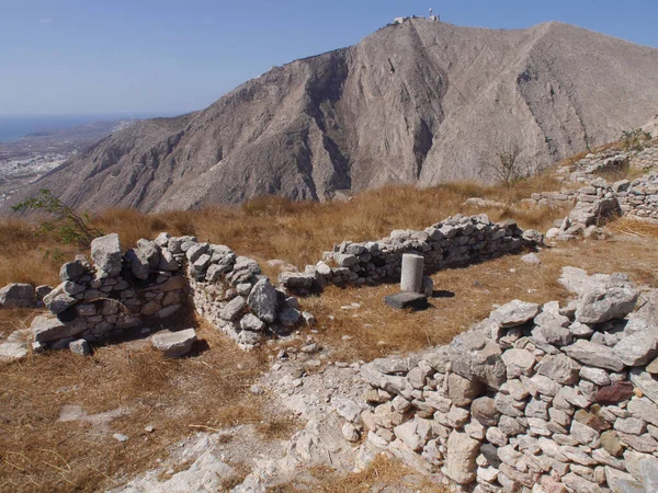 古代のティラ ギリシャのサントリーニ島の急峻な岩の岬メサVounoに位置する古代都市です 古代の建物の遺跡 — ストック写真