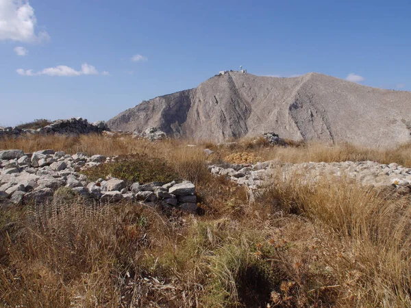 Antik Thira (Thera), Yunanistan 'ın Santorini adasındaki Mesa Vouno kayalık burnu üzerinde yer alan antik bir şehirdir. Eski binaların kalıntıları..