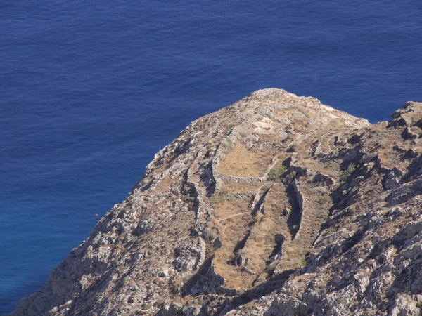 锡拉古城 Ancient Thira 简称Thera 是一座位于希腊圣托里尼岛上的一座古城 座落在陡峭的岩石角上 古代建筑的废墟 — 图库照片