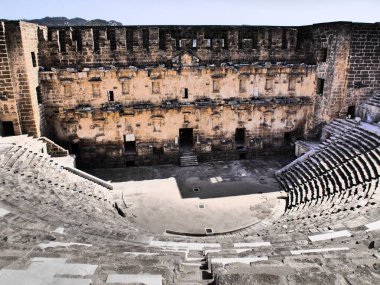 Antalya, Güney Türkiye yakınlarındaki Aspendos antik kentinde Roma amfi tiyatrosu.