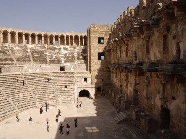 Antalya, Güney Türkiye yakınlarındaki Aspendos antik kentinde Roma amfi tiyatrosu.