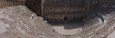 Antalya, Güney Türkiye yakınlarındaki antik şehir Aspendos Roma amfitiyatrosunun panoramik manzarası.