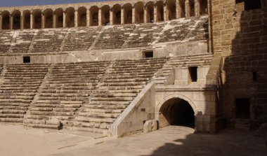 Antalya, Güney Türkiye yakınlarındaki antik şehir Aspendos Roma amfitiyatrosunun panoramik manzarası.