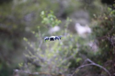 Parkta uçan kuadrokopetr