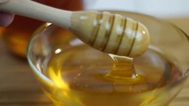 Sağlıklı doğal balın yakın çekim görüntüleri