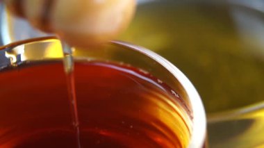 Bal damlıyor bardaktan çaya, yakın plan. 