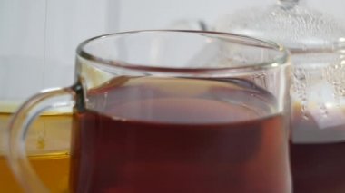 Bal damlıyor bardaktan çaya, yakın plan. 